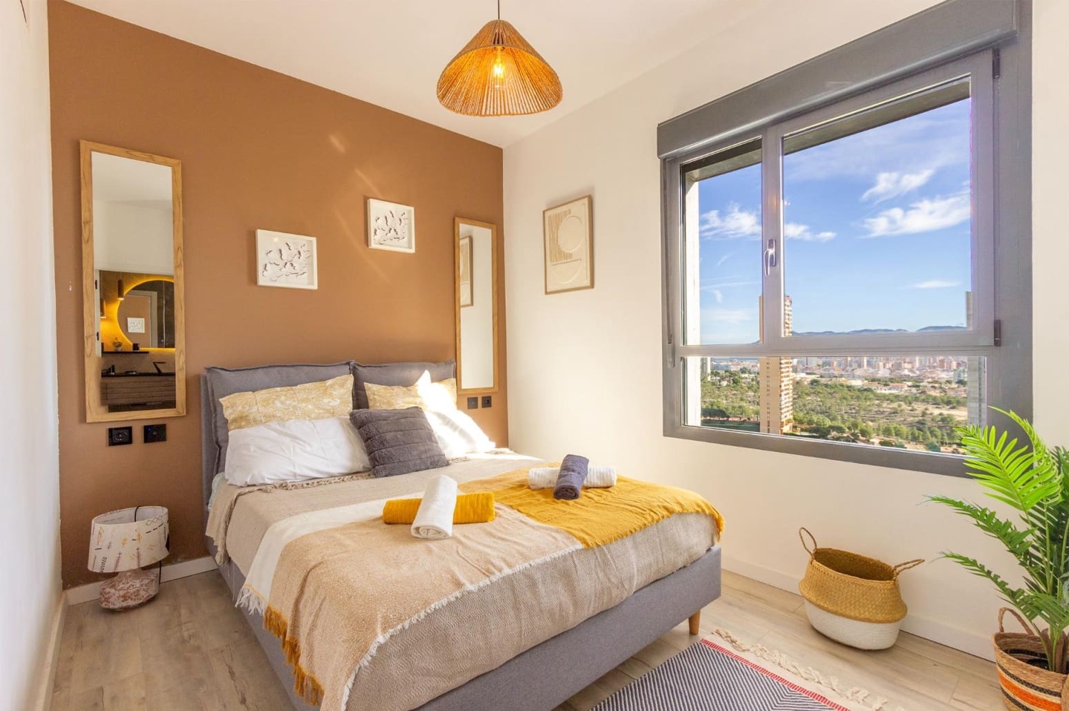 Piso de 2 habitaciones en Benidorm en alquiler con garaje - 1.500 € (Ref: 9489936)