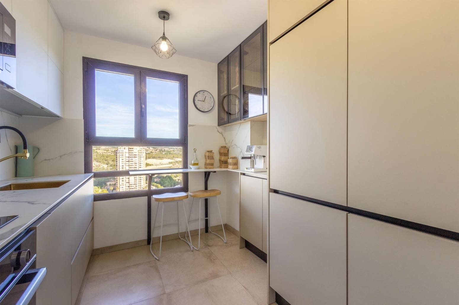 Piso de 2 habitaciones en Benidorm en alquiler con garaje - 1.500 € (Ref: 9489936)