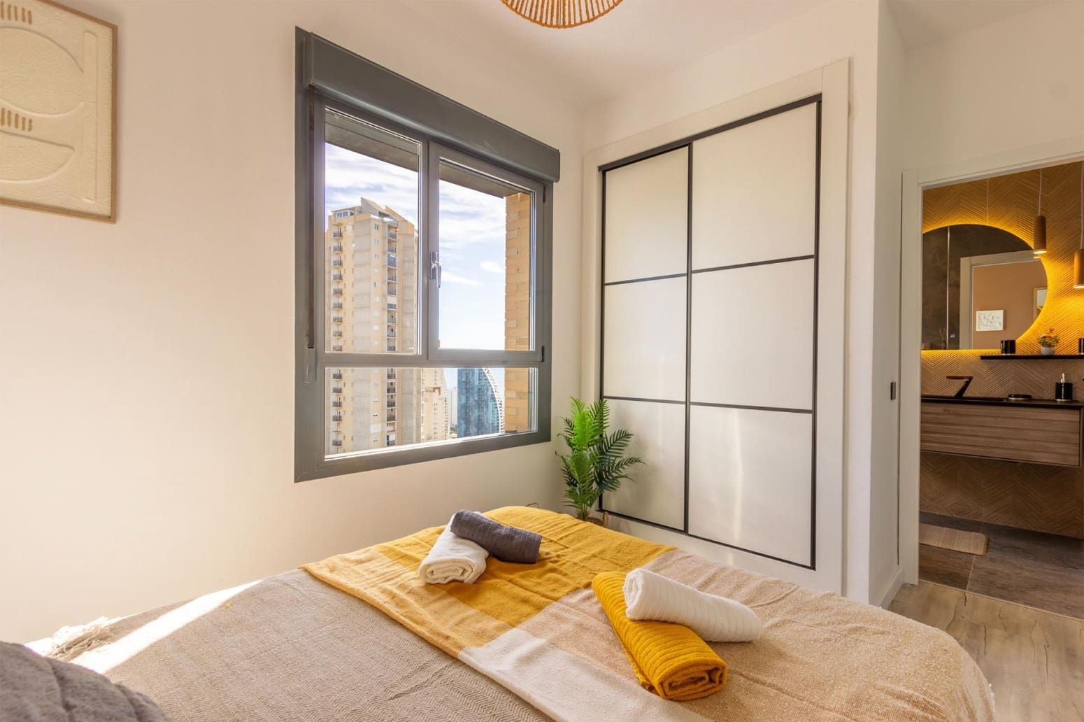 Piso de 2 habitaciones en Benidorm en alquiler con garaje - 1.500 € (Ref: 9489936)