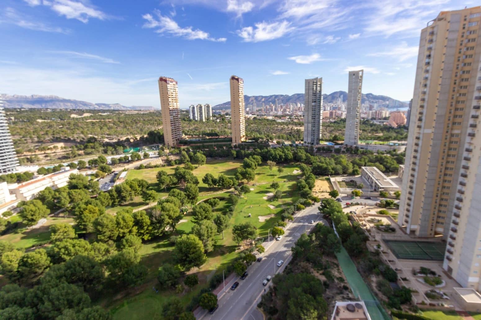 Piso de 2 habitaciones en Benidorm en alquiler con garaje - 1.500 € (Ref: 9489936)