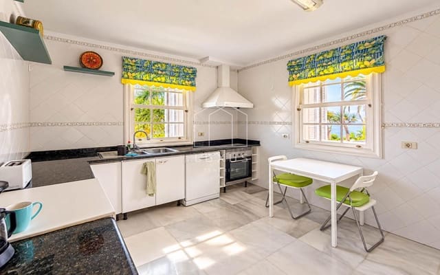 3 Zimmer Villa zu vermieten in Santa Ursula mit Pool Garage - 3.500 € (Ref: 10130996)