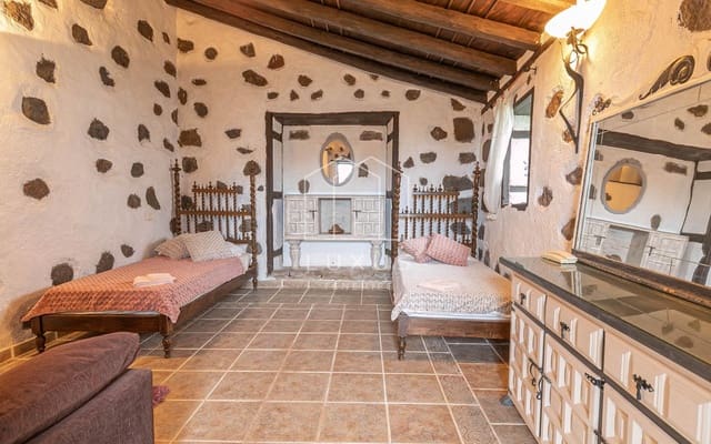 4 slaapkamer Villa te koop in Tacoronte met garage - € 640.000 (Ref: 7483799)