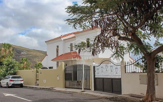 Chalet de 4 habitaciones en Barranco Hondo, Candelaria en venta con piscina garaje - 899.000 € (Ref: 9506921)