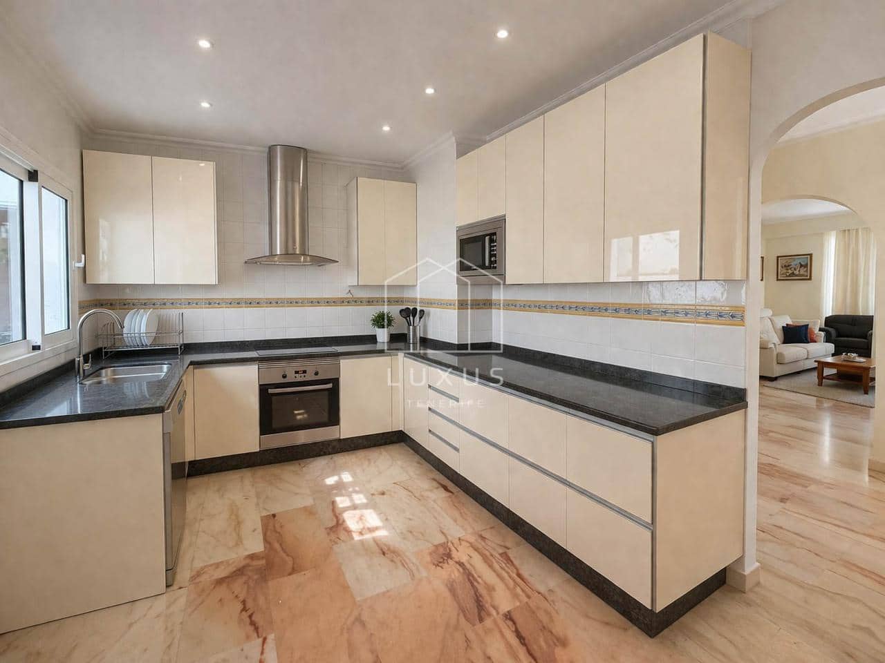 2 bedroom Villa for sale in Puerto de la Cruz with pool garage - € 895,000 (Ref: 9719200)