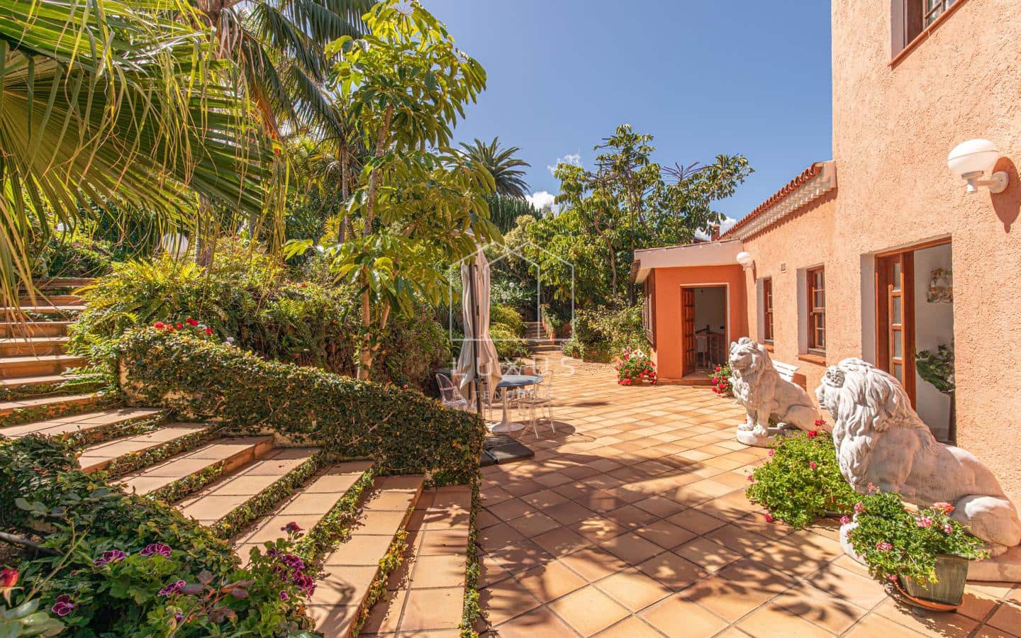 5 bedroom Villa for sale in Tacoronte with pool garage - € 2,700,000 (Ref: 9720703)