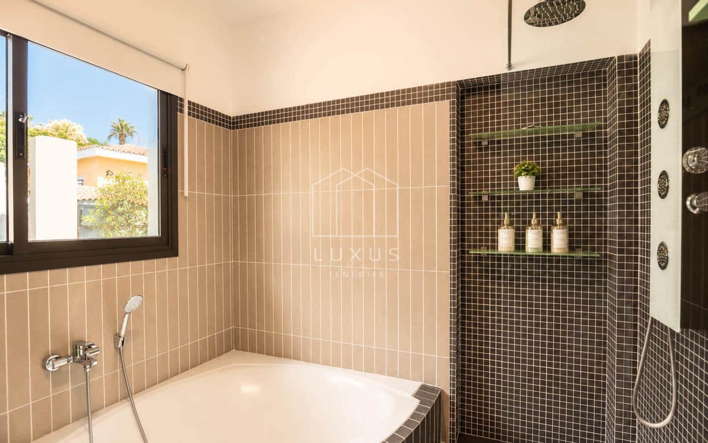 4 soverom Villa til leie i La Orotava med svømmebasseng garasje - € 3 700 (Ref: 9872913)