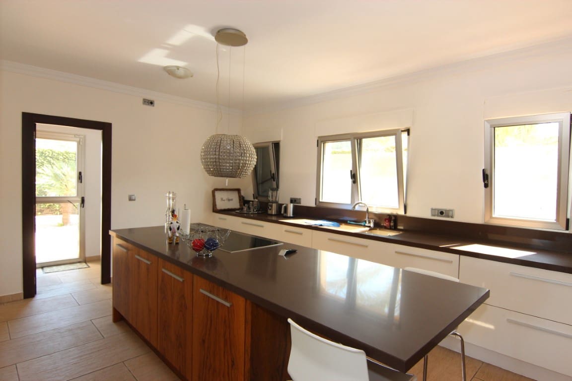 5 bedroom Villa for sale in Javea / Xabia with pool - € 1,315,000 (Ref: 9115355)