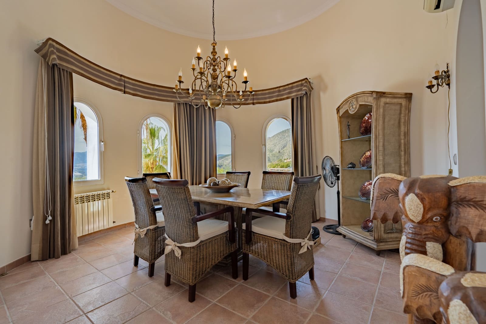 4 sypialnia Willa na sprzedaż w Alhama Springs z basenem garażem - 1 295 000 € (Ref: 9640823)