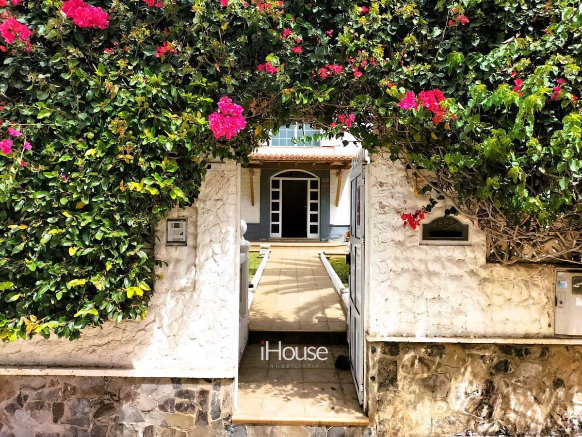 4 makuuhuone Huvila myytävänä paikassa La Orotava mukana uima-altaan 
autotalli - 900 000 € (Ref: 8980820)