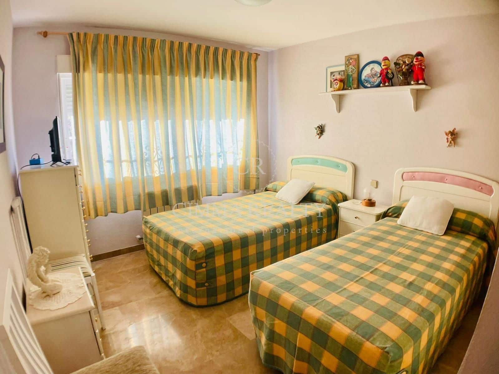 5 makuuhuone Huvila myytävänä paikassa Alfaz del Pi / L'Alfas del Pi mukana uima-altaan 
autotalli - 695 000 € (Ref: 7523382)