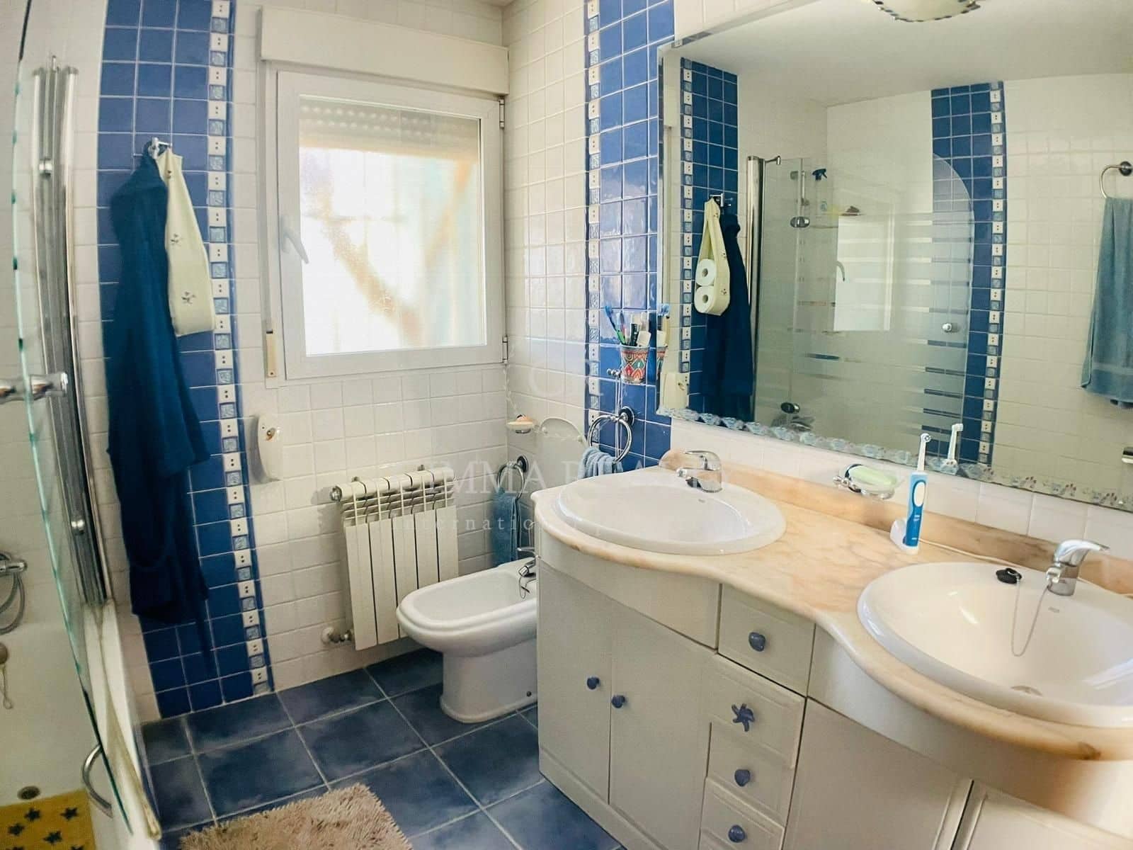 5 makuuhuone Huvila myytävänä paikassa Alfaz del Pi / L'Alfas del Pi mukana uima-altaan 
autotalli - 695 000 € (Ref: 7523382)