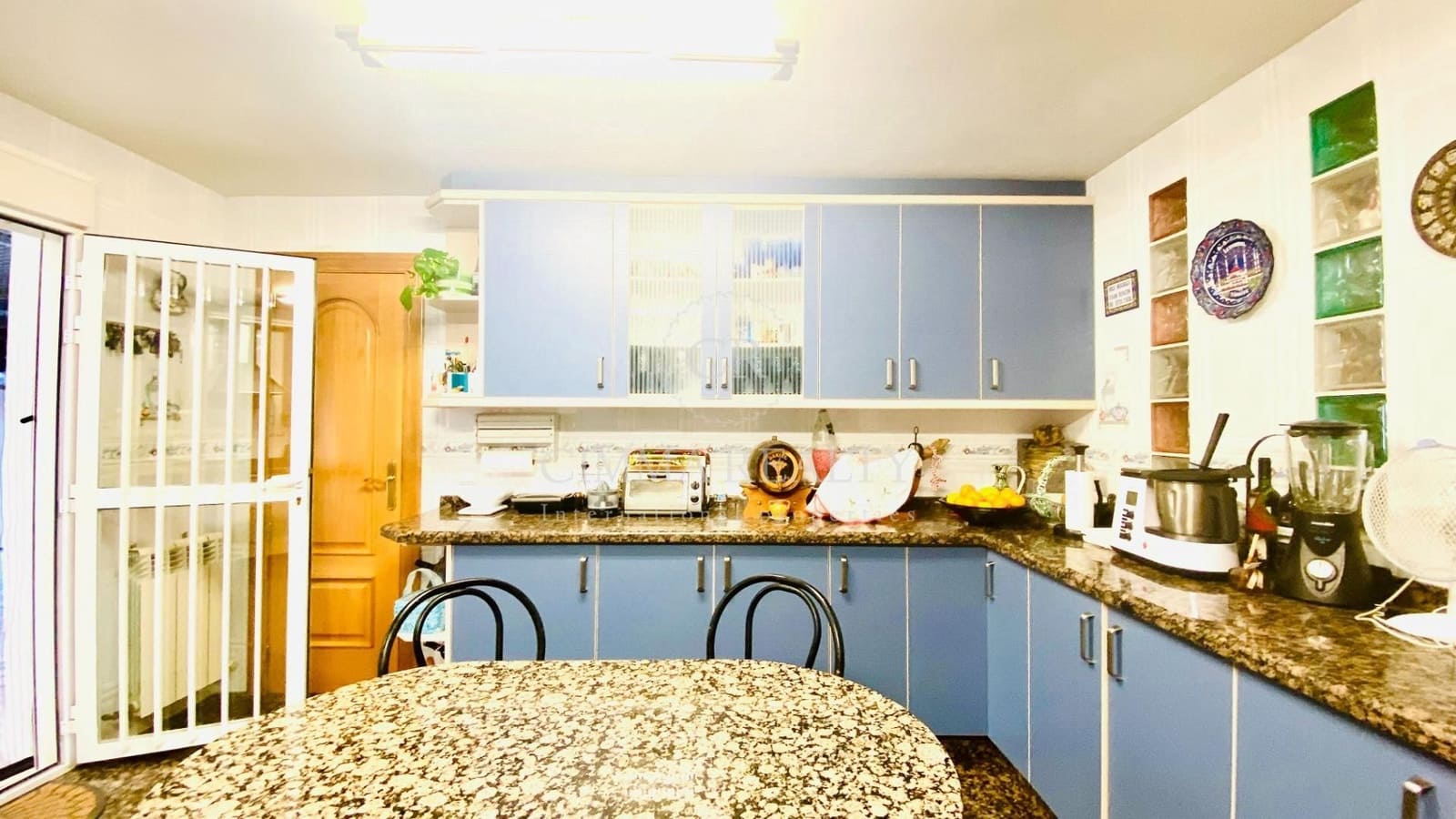 5 makuuhuone Huvila myytävänä paikassa Alfaz del Pi / L'Alfas del Pi mukana uima-altaan 
autotalli - 695 000 € (Ref: 7523382)