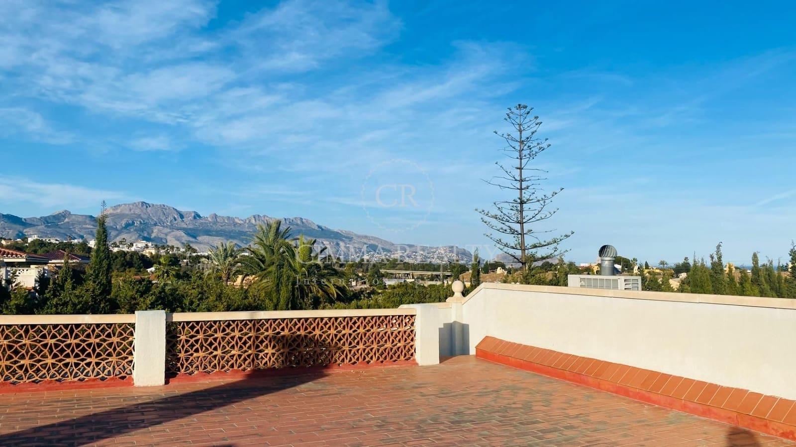 5 makuuhuone Huvila myytävänä paikassa Alfaz del Pi / L'Alfas del Pi mukana uima-altaan 
autotalli - 695 000 € (Ref: 7523382)