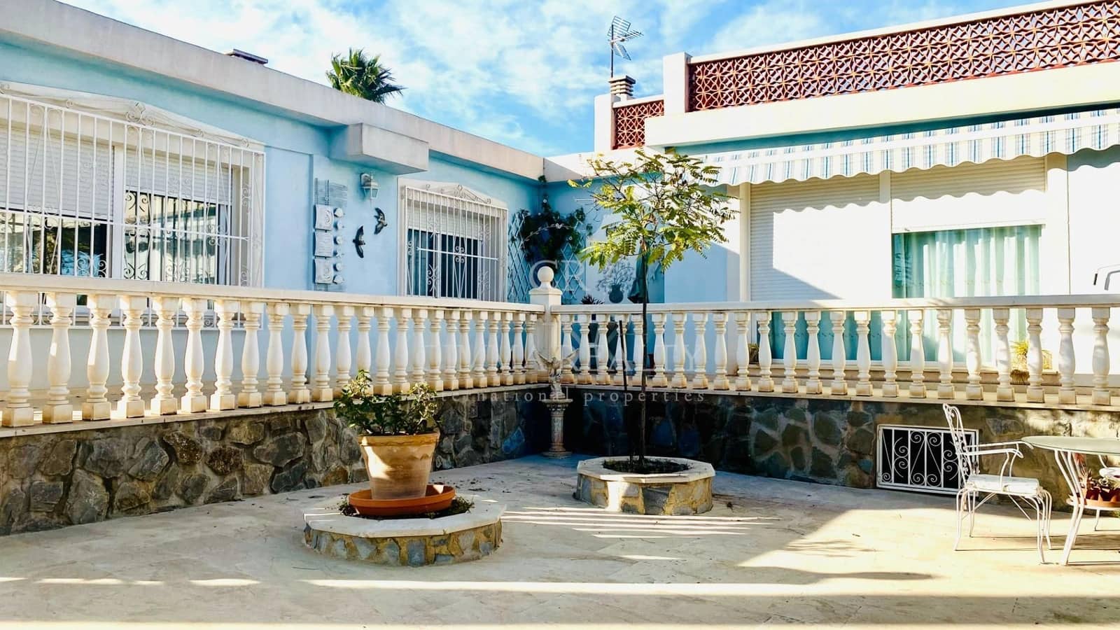 5 makuuhuone Huvila myytävänä paikassa Alfaz del Pi / L'Alfas del Pi mukana uima-altaan 
autotalli - 695 000 € (Ref: 7523382)