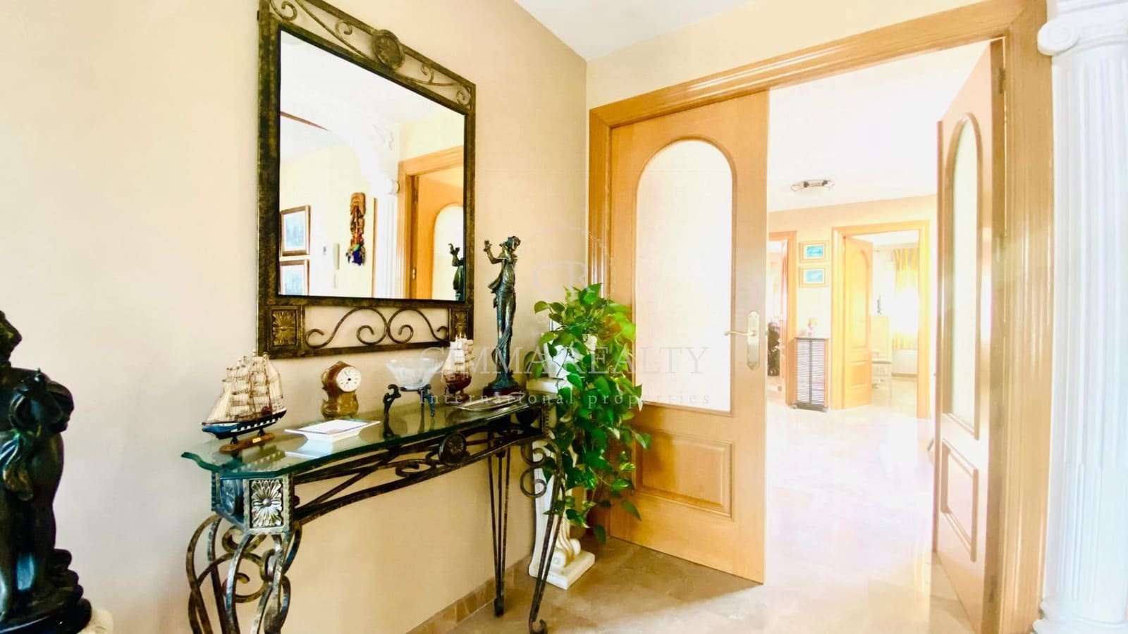 5 makuuhuone Huvila myytävänä paikassa Alfaz del Pi / L'Alfas del Pi mukana uima-altaan 
autotalli - 695 000 € (Ref: 7523382)