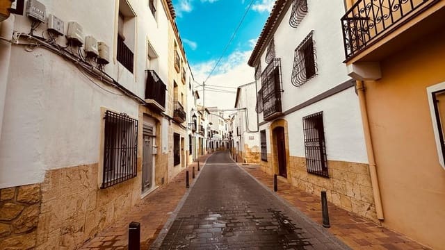 7 slaapkamer Huis te koop in La Nucia - € 225.000 (Ref: 7620587)