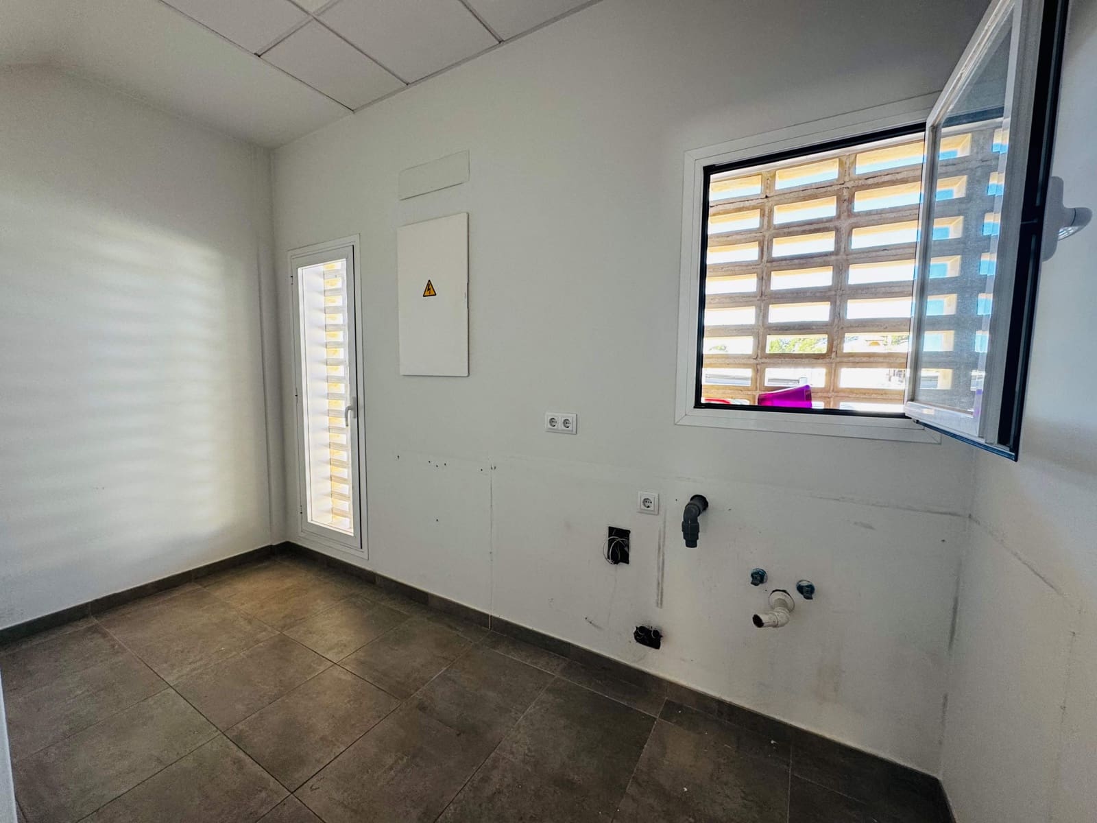 3 soveværelse Erhverv til leje i La Nucia med swimmingpool - € 2.000 (Ref: 8900087)