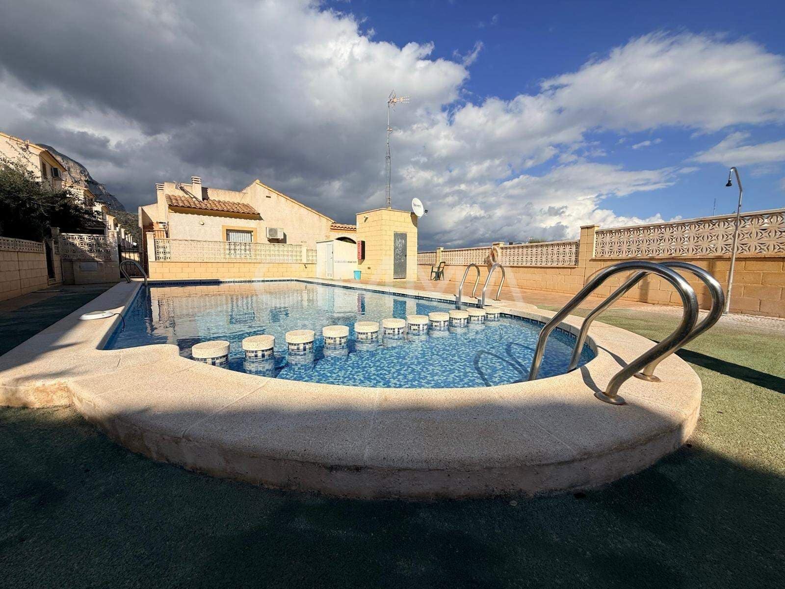 Chalet de 2 habitaciones en Polop en venta con garaje - 250.000 € (Ref: 9132565)