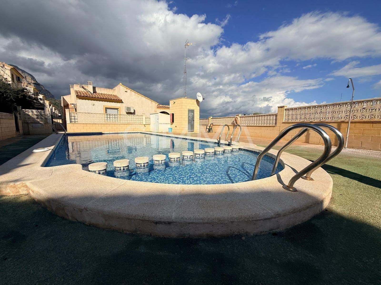 Chalet de 2 habitaciones en Polop en venta con garaje - 250.000 € (Ref: 9132565)