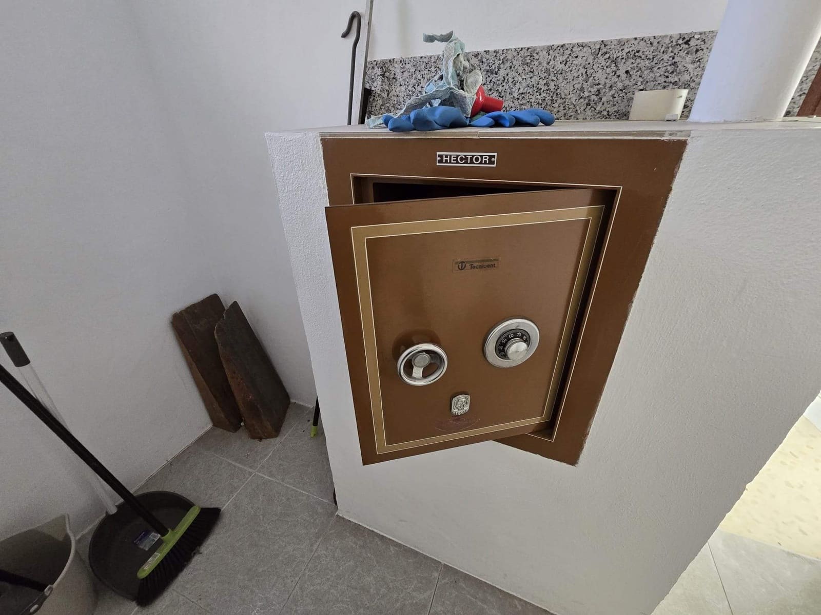 Commercial for rent in Benidorm - € 2,000 (Ref: 9317995)