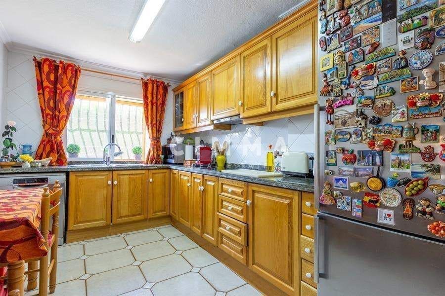 4 bedroom Villa for sale in Finestrat with pool - € 470,000 (Ref: 9330833)