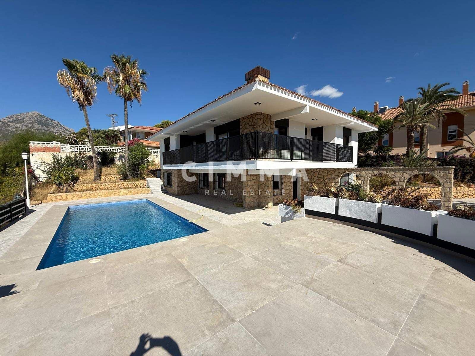 Chalet de 4 habitaciones en La Nucia en venta con garaje - 950.000 € (Ref: 9335190)