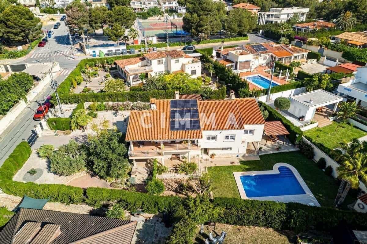 5 bedroom Villa for sale in La Nucia with garage - € 650,000 (Ref: 9396218)