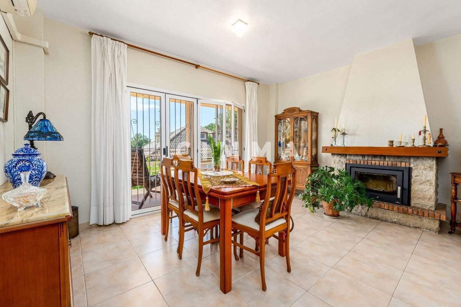 5 bedroom Villa for sale in La Nucia with garage - € 650,000 (Ref: 9396218)