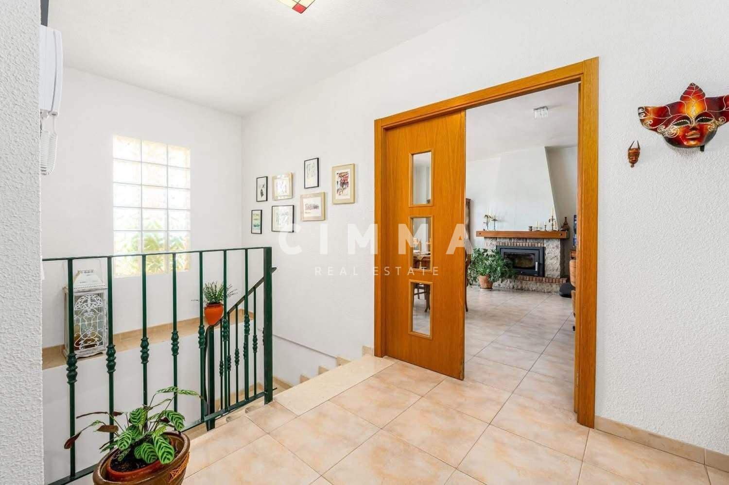 5 bedroom Villa for sale in La Nucia with garage - € 650,000 (Ref: 9396218)