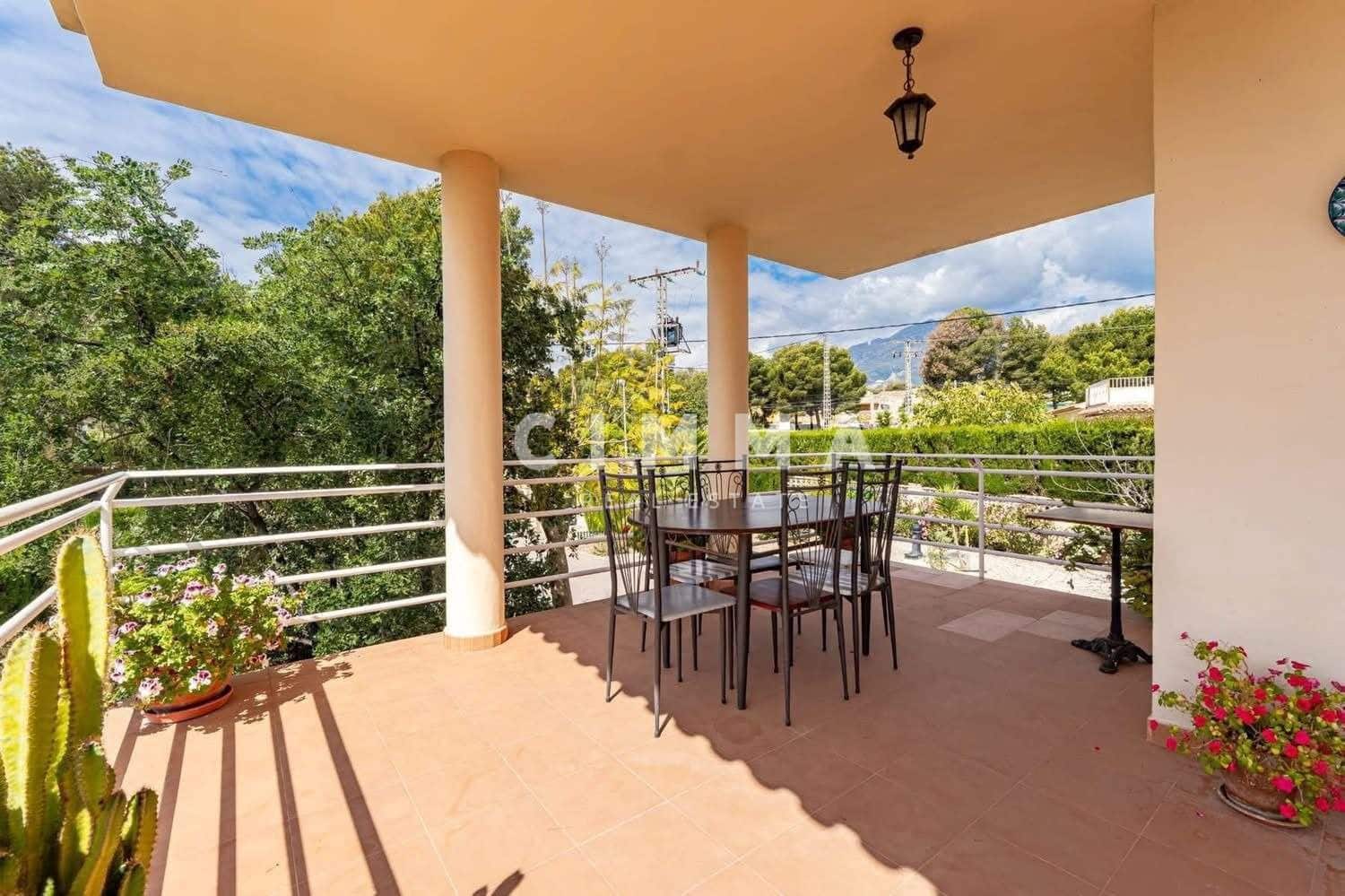 5 bedroom Villa for sale in La Nucia with garage - € 650,000 (Ref: 9396218)