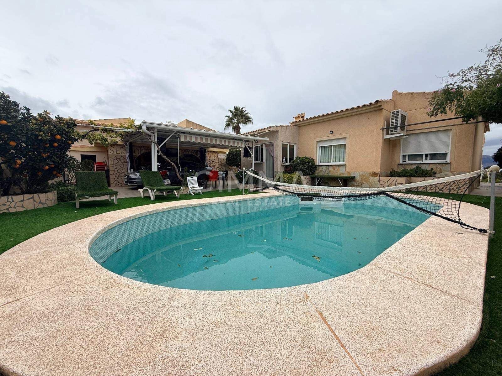 Chalet de 3 habitaciones en La Nucia en venta con piscina garaje - 560.000 € (Ref: 9440222)