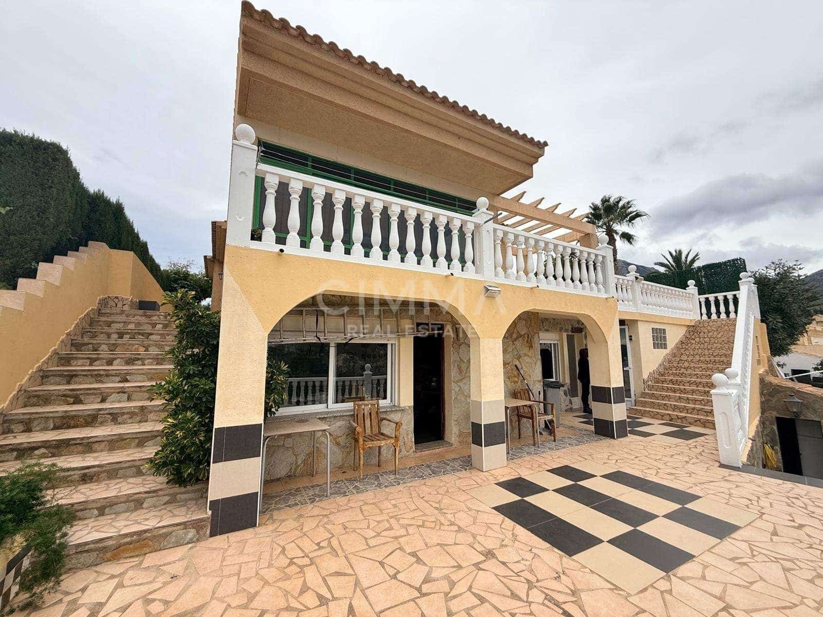 Chalet de 3 habitaciones en La Nucia en venta con piscina garaje - 560.000 € (Ref: 9440222)