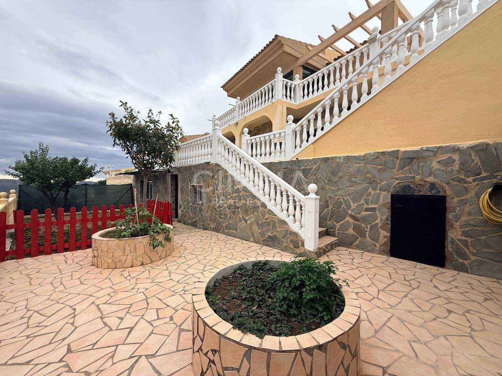 Chalet de 3 habitaciones en La Nucia en venta con piscina garaje - 560.000 € (Ref: 9440222)