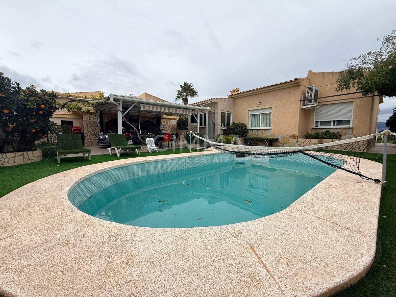 Chalet de 3 habitaciones en La Nucia en venta con piscina garaje - 560.000 € (Ref: 9440222)