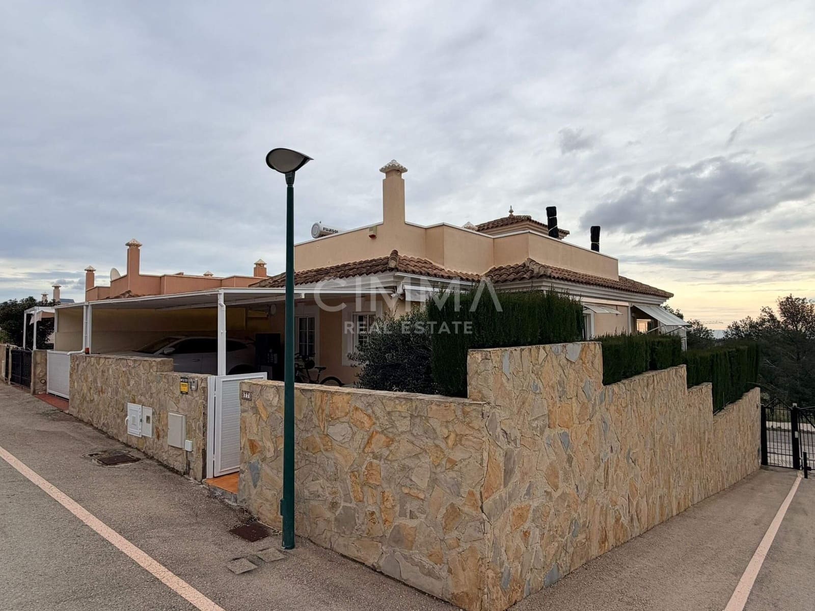 4 makuuhuone Huvila myytävänä paikassa Polop mukana 
autotalli - 575 000 € (Ref: 9586716)