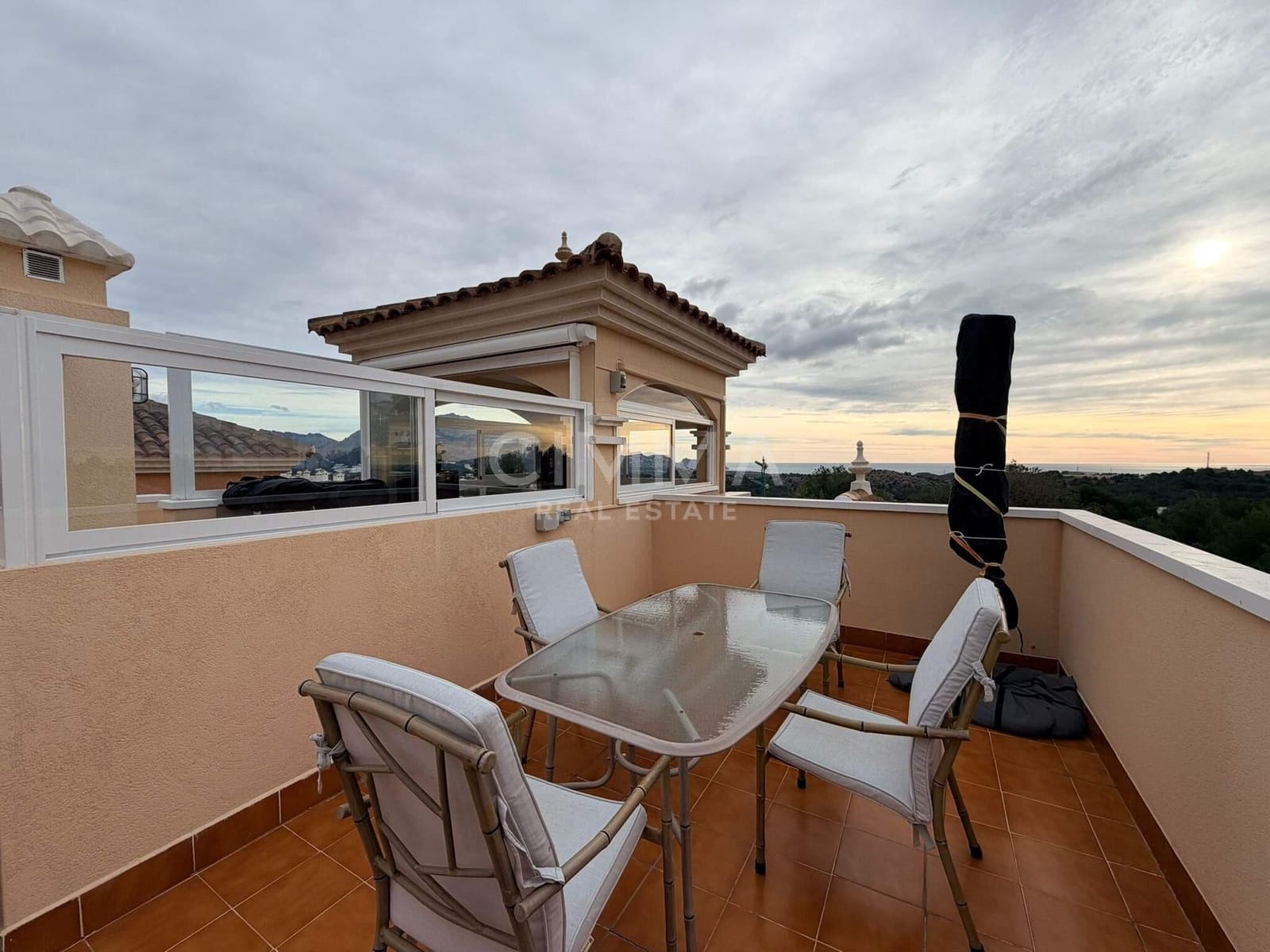 4 makuuhuone Huvila myytävänä paikassa Polop mukana 
autotalli - 575 000 € (Ref: 9586716)