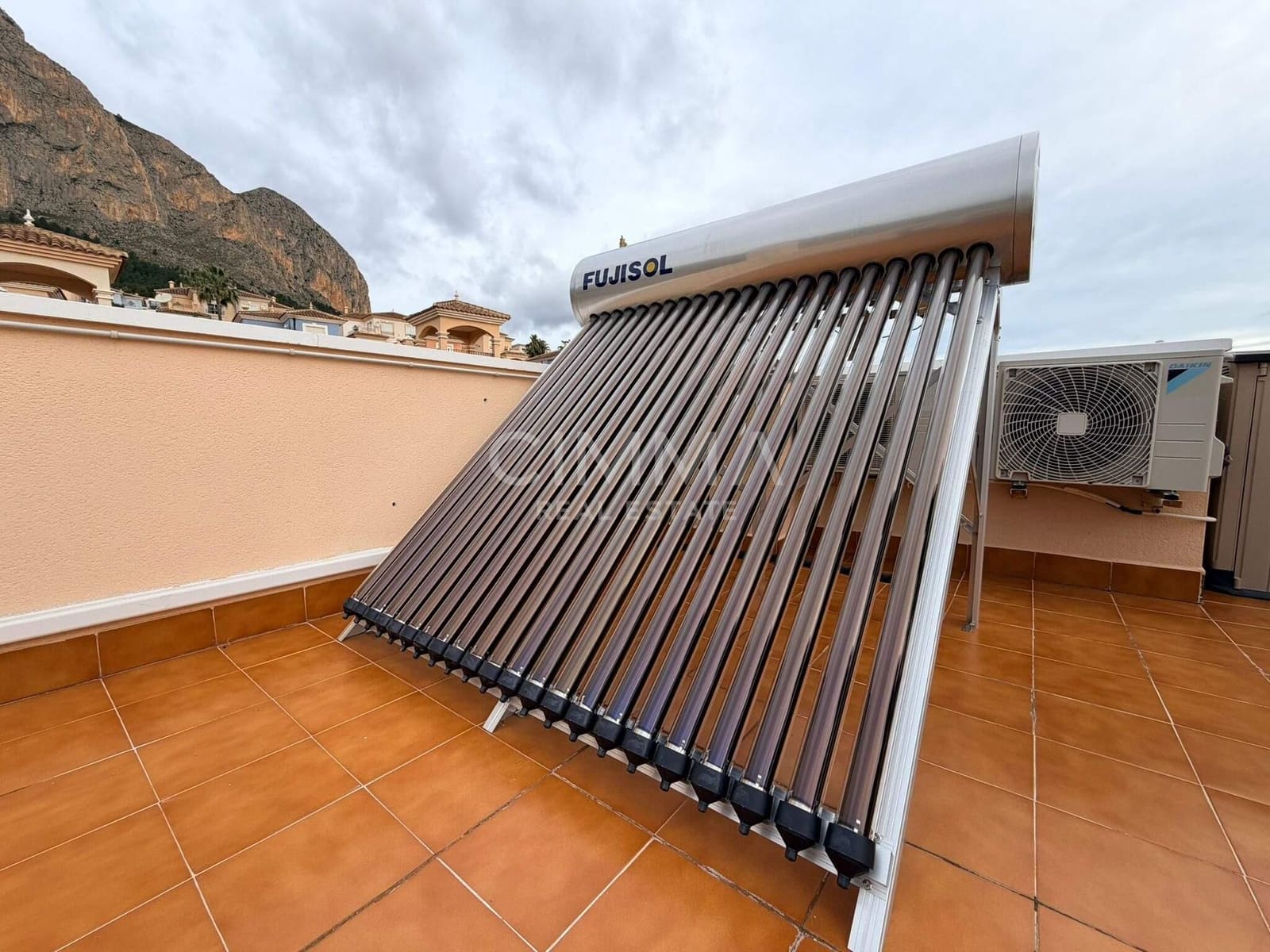 4 makuuhuone Huvila myytävänä paikassa Polop mukana 
autotalli - 575 000 € (Ref: 9586716)