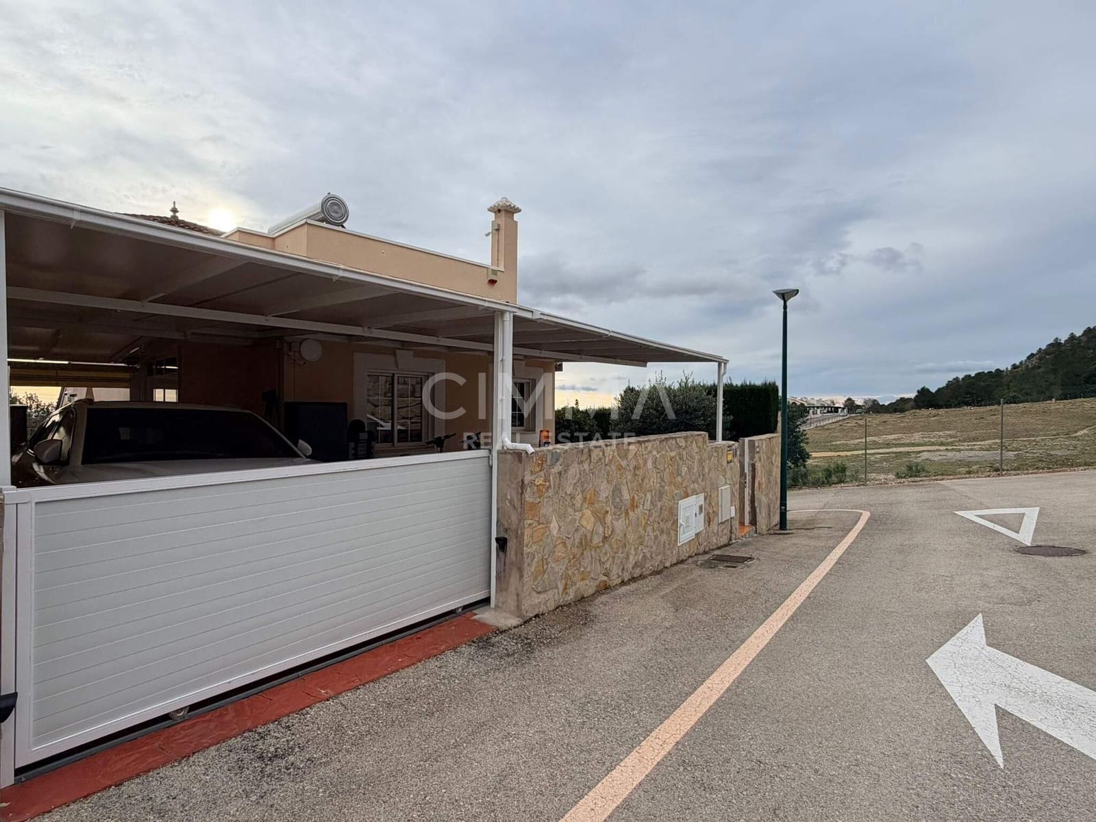 4 makuuhuone Huvila myytävänä paikassa Polop mukana 
autotalli - 575 000 € (Ref: 9586716)