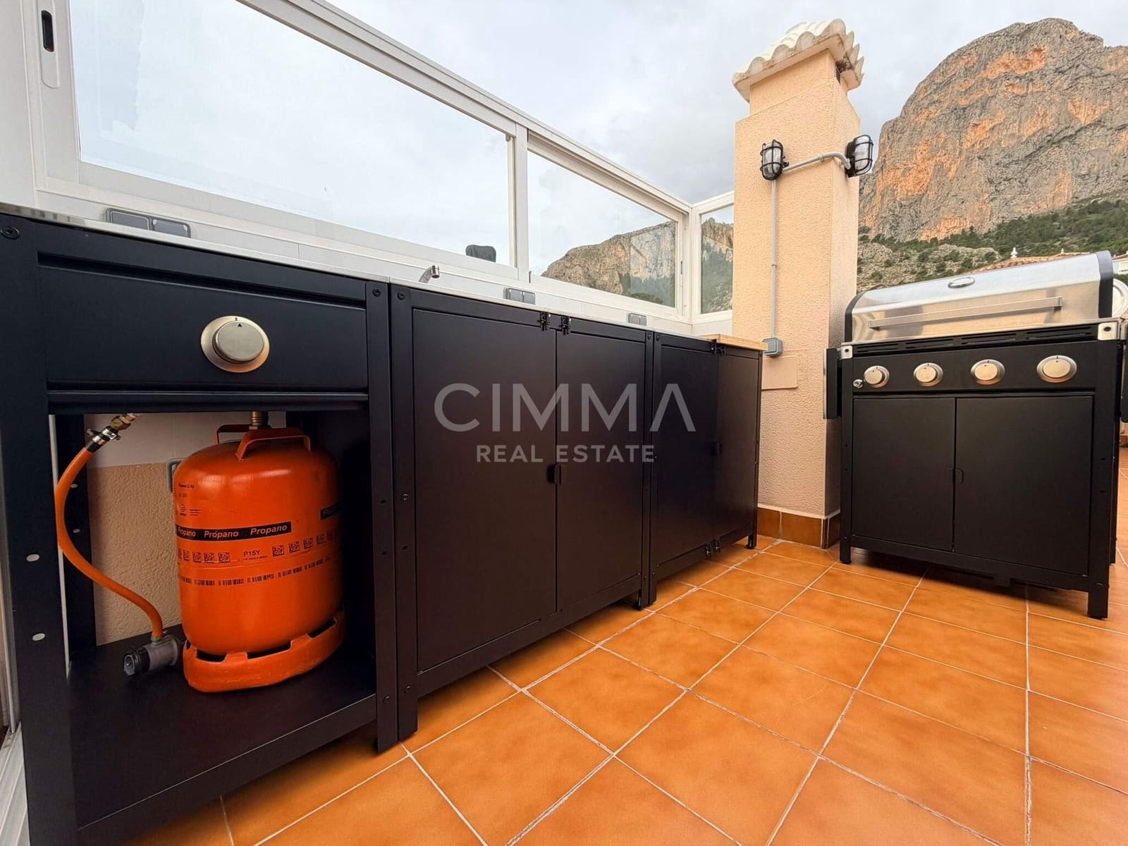 4 makuuhuone Huvila myytävänä paikassa Polop mukana 
autotalli - 575 000 € (Ref: 9586716)