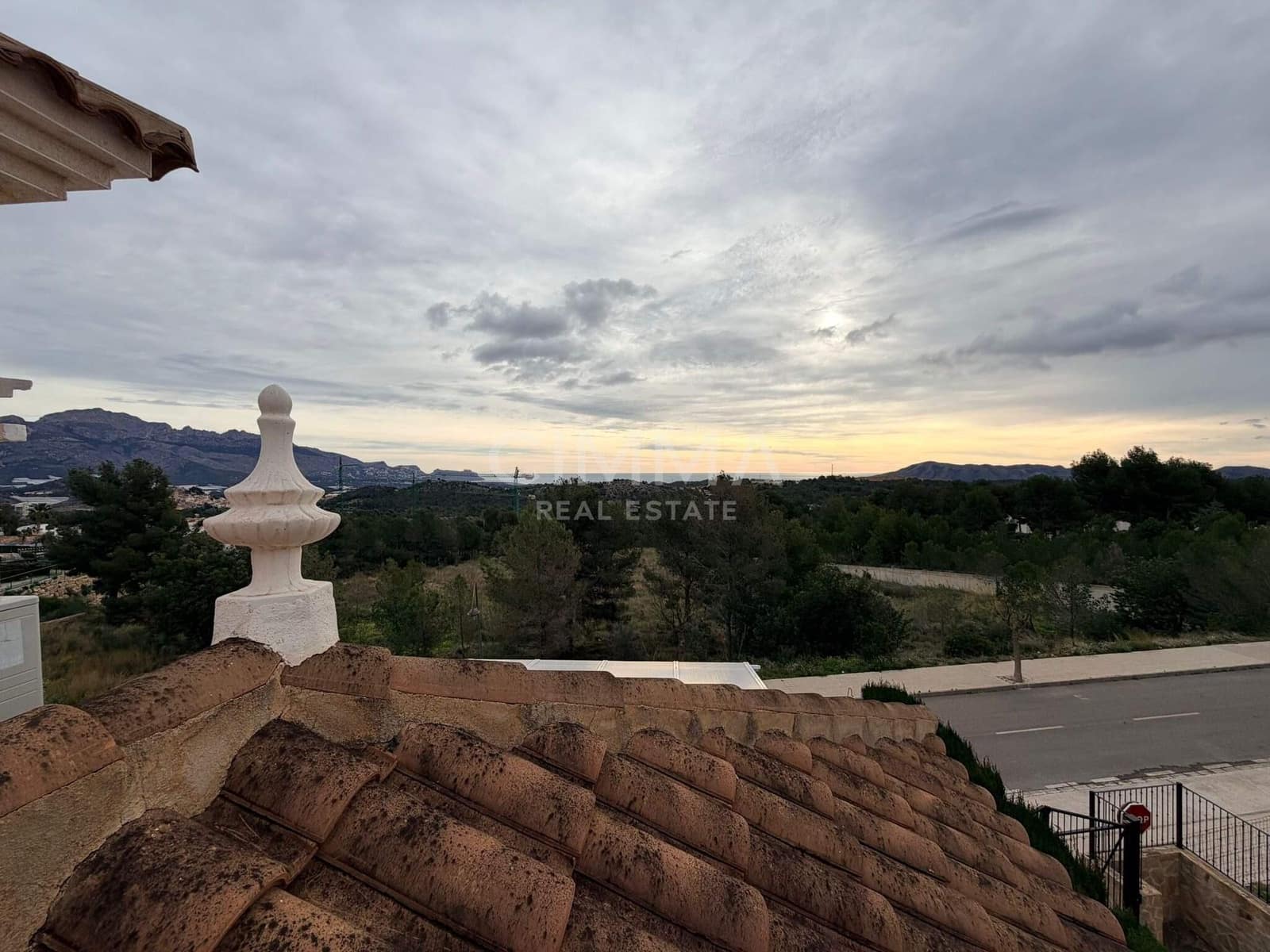 4 makuuhuone Huvila myytävänä paikassa Polop mukana 
autotalli - 575 000 € (Ref: 9586716)