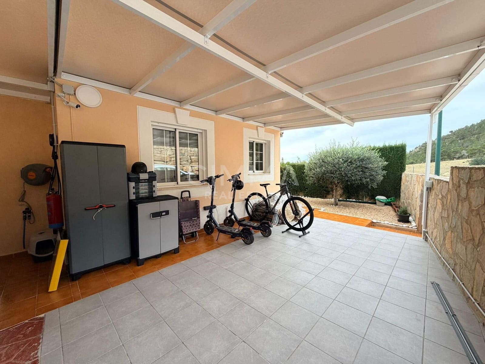 4 makuuhuone Huvila myytävänä paikassa Polop mukana 
autotalli - 575 000 € (Ref: 9586716)