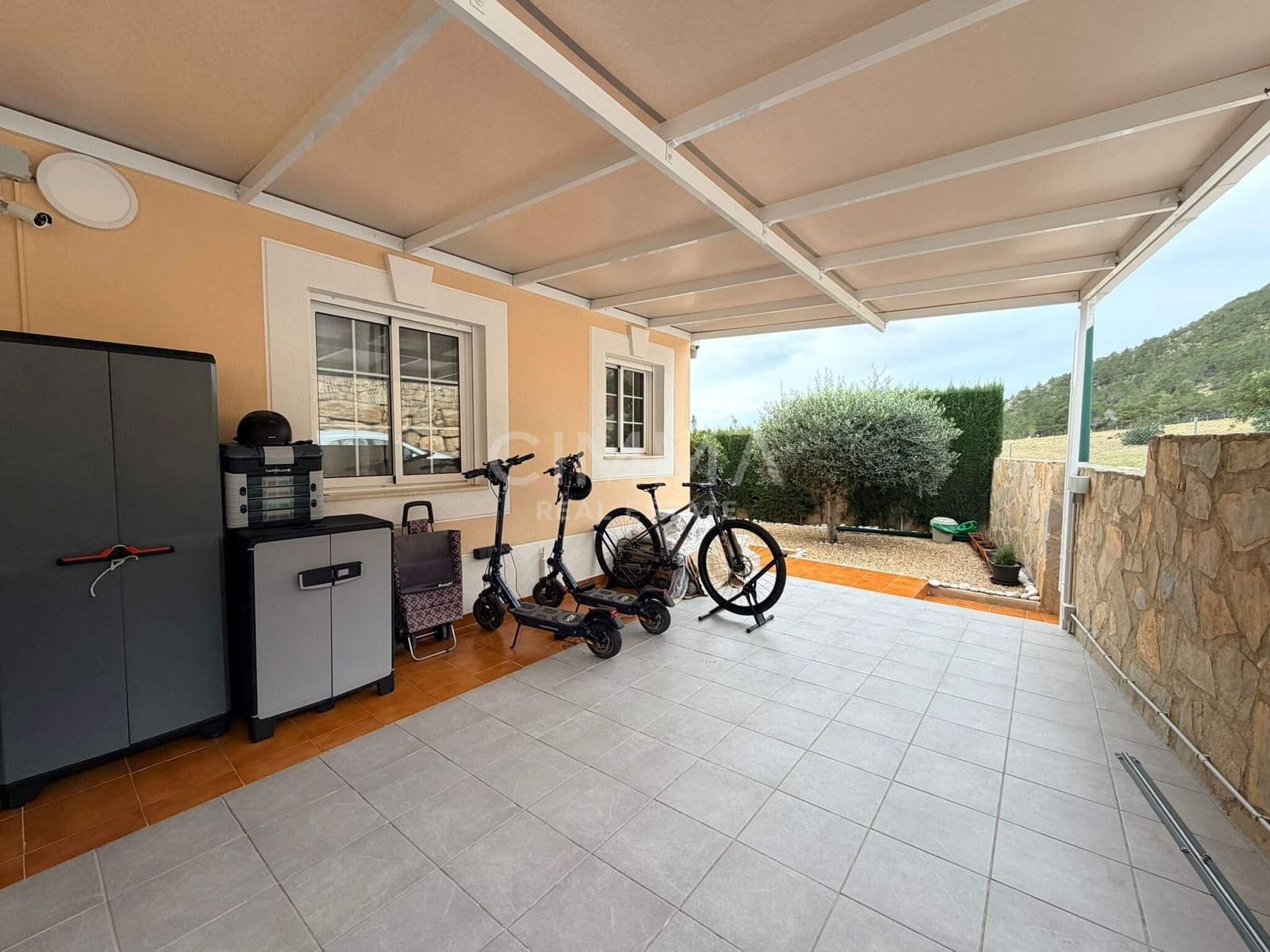 4 makuuhuone Huvila myytävänä paikassa Polop mukana 
autotalli - 575 000 € (Ref: 9586716)