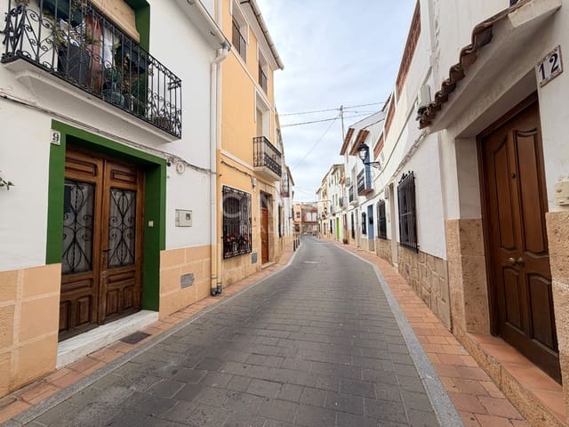 Casa de 4 habitaciones en La Nucia Pueblo  , La Nucia en venta - 215.000 € (Ref: 9696281)