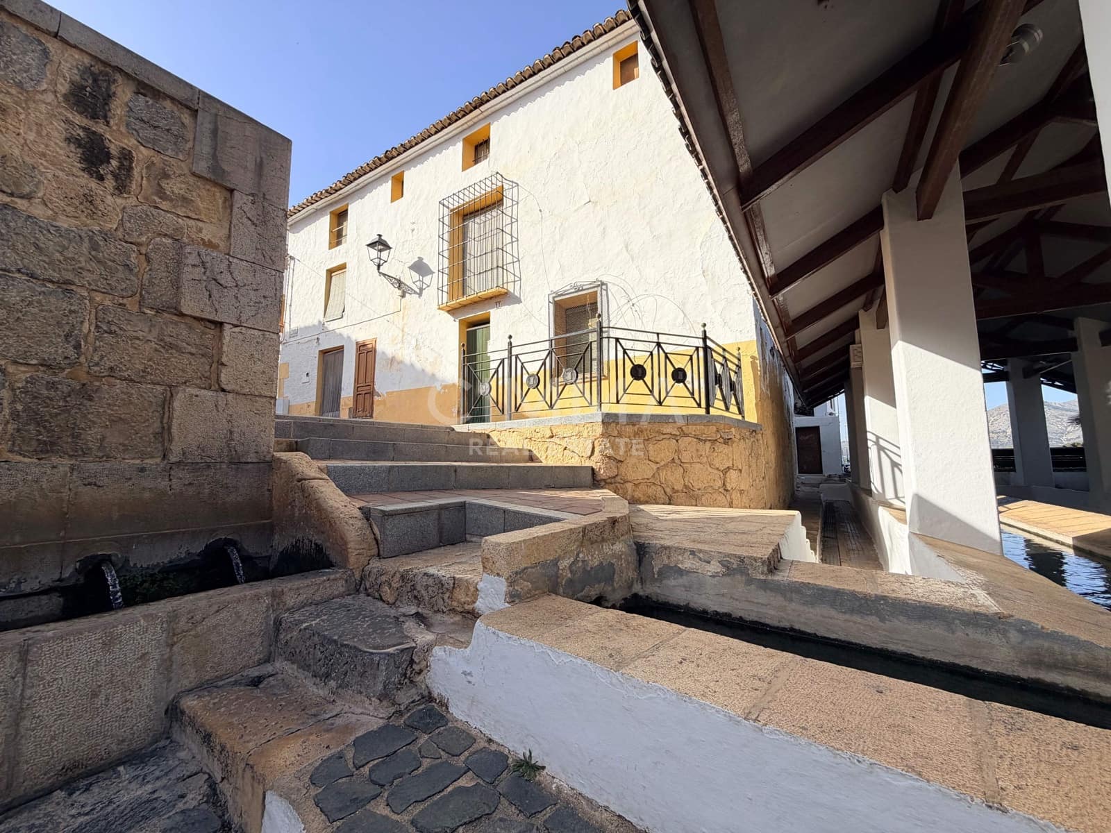 Casa de 8 habitaciones en La Nucia en venta - 325.000 € (Ref: 9759134)