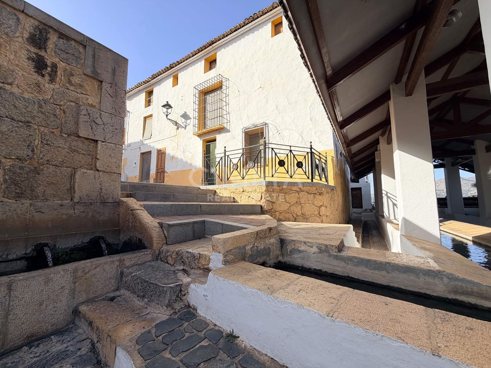 Casa de 8 habitaciones en La Nucia en venta - 325.000 € (Ref: 9759134)