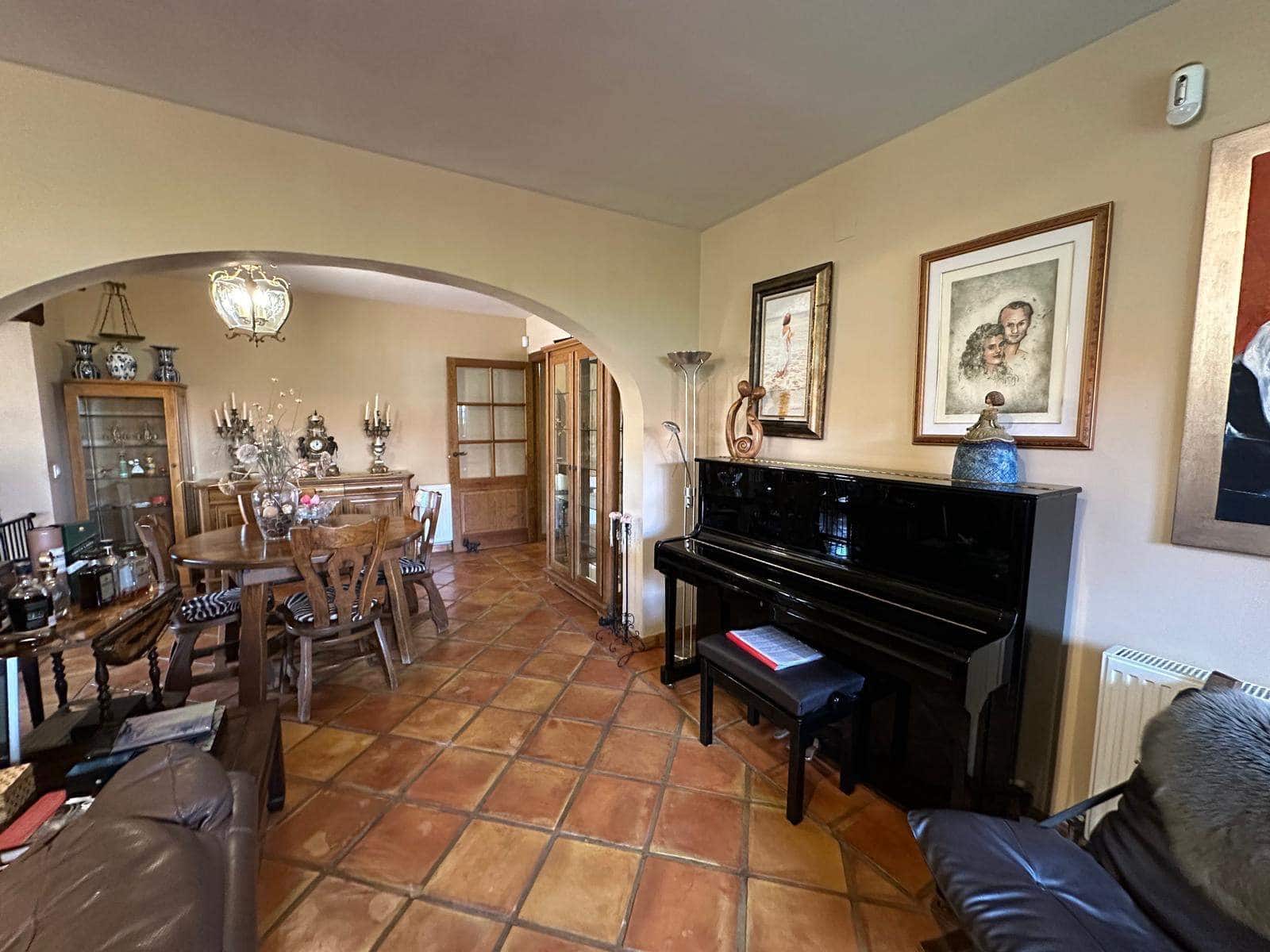 5 soveværelse Villa til salg i La Nucia med swimmingpool garage - € 975.000 (Ref: 9818036)