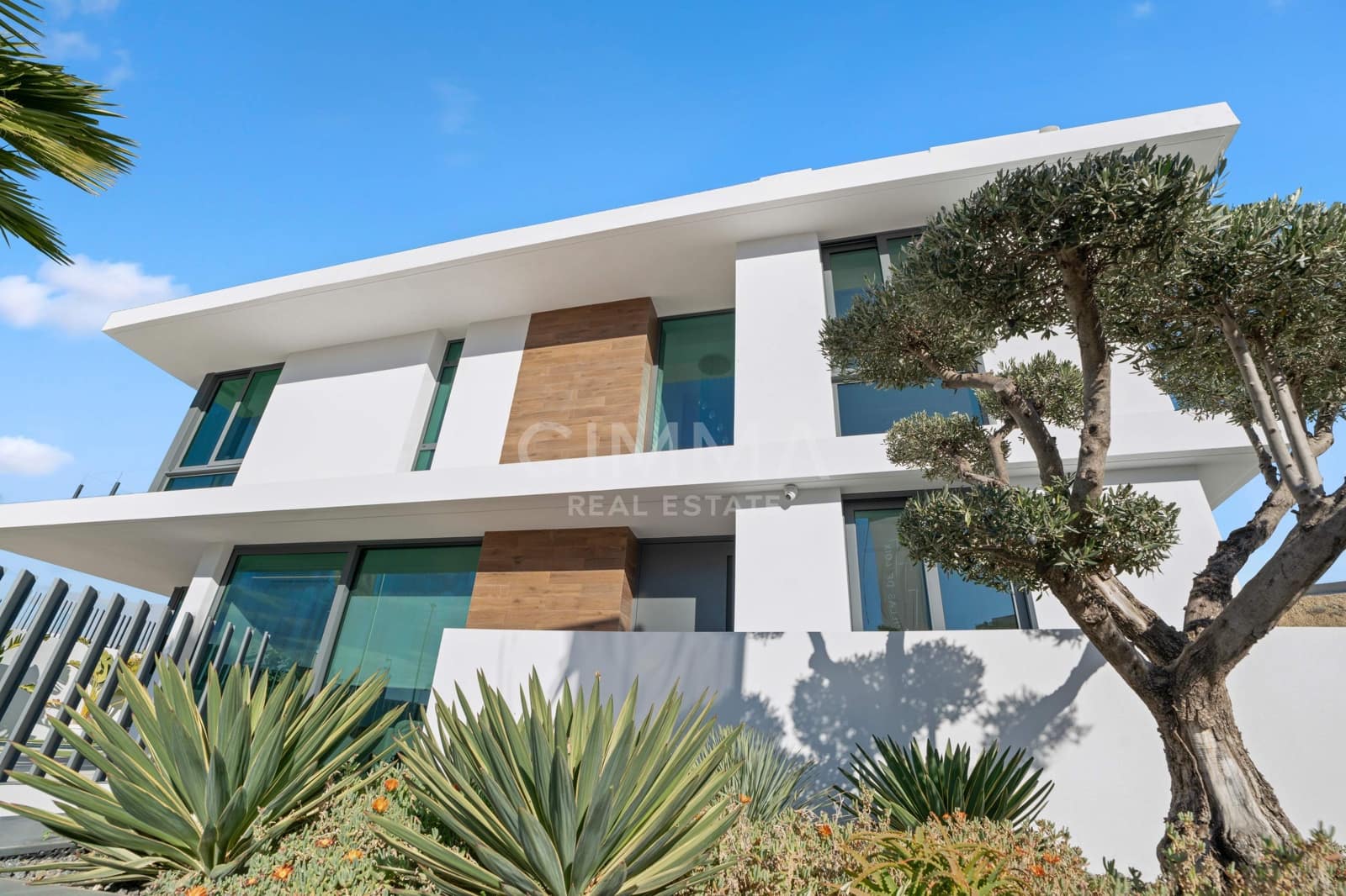 4 bedroom Villa for sale in Benidorm with pool garage - € 2,149,226 (Ref: 9836545)