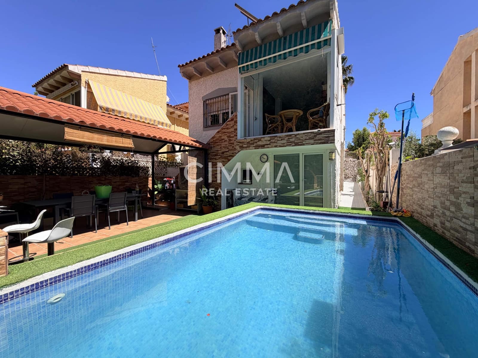 4 bedroom Villa for rent in La Nucia with pool garage - € 1,800 (Ref: 9839505)