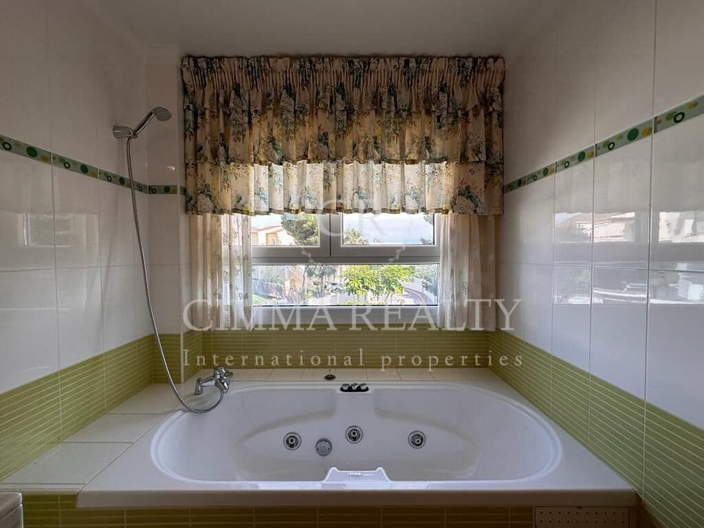 5 bedroom Villa for sale in Altea la Vella with pool garage - € 1,450,000 (Ref: 9851932)