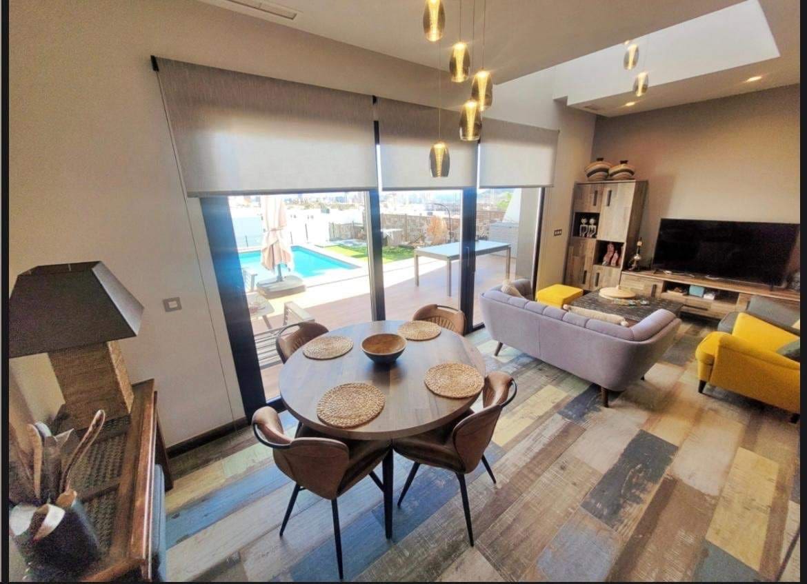 Adosado de 3 habitaciones en Finestrat en venta con piscina garaje - 585.000 € (Ref: 9851935)